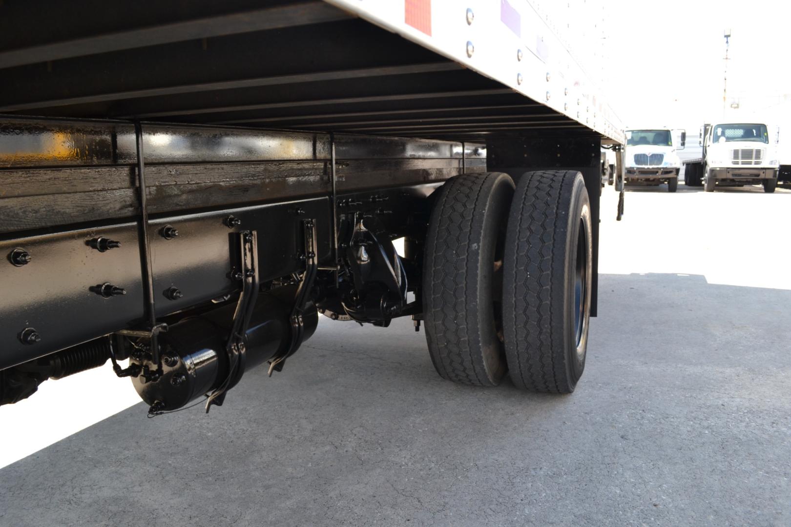 2019 WHITE /BLACK FREIGHTLINER M2-106 with an CUMMINS B6.7L 240HP engine, ALLISON 2500RDS AUTOMATIC transmission, located at 9172 North Fwy, Houston, TX, 77037, (713) 910-6868, 29.887470, -95.411903 - Photo#8